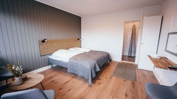 Basic Tek Büyük veya İki Ayrı Yataklı Oda | Masa, çarşaf takımı