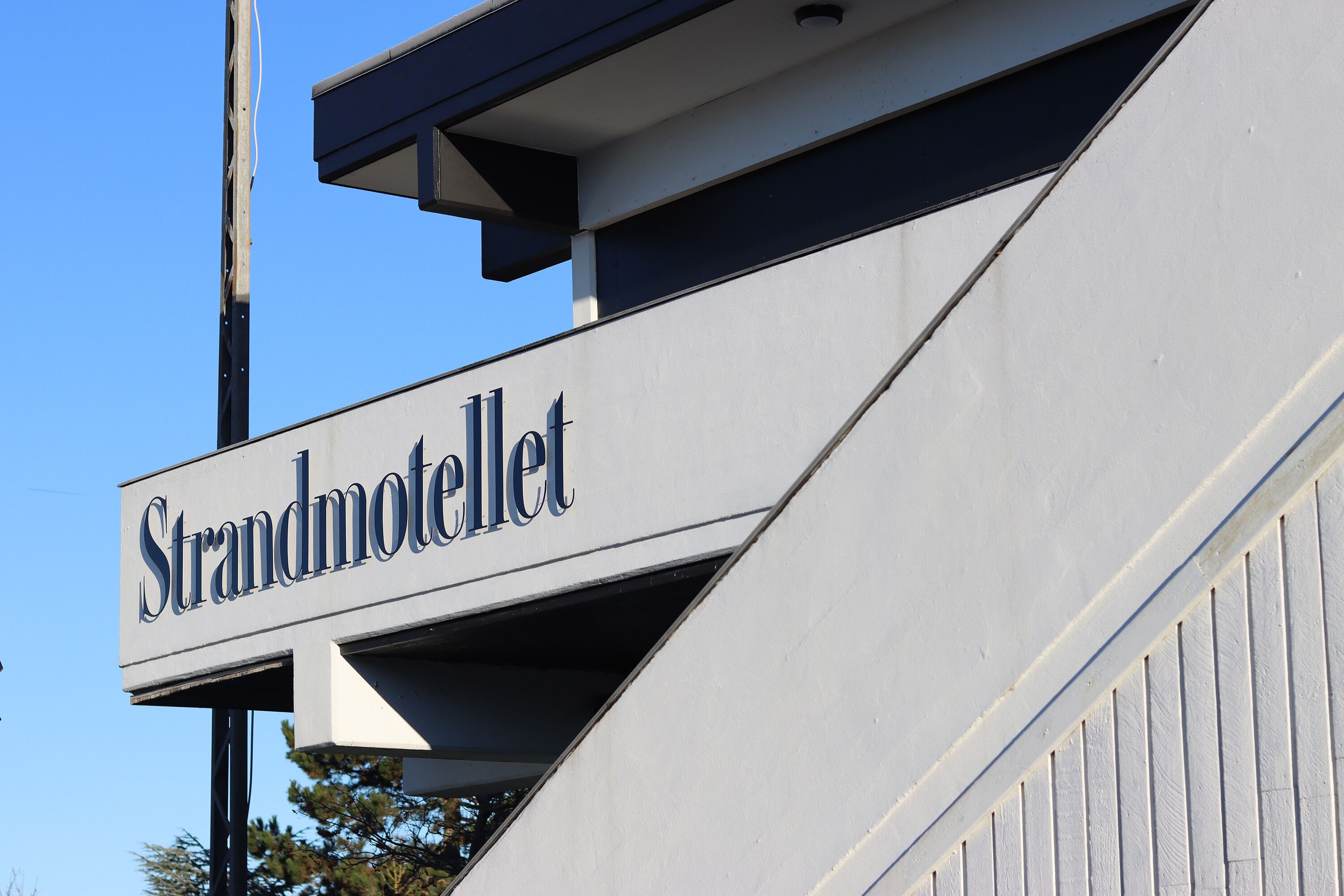 Une enseigne pour le Strandmotel, avec un design architectural moderne.