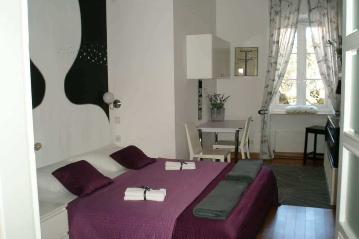 Ein Schlafzimmer mit einem Bett, einem Schreibtisch und einem Stuhl.