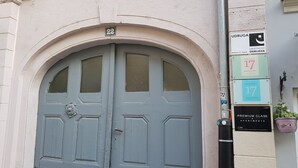 Una puerta grande y arqueada de color gris, con el número 22 en la parte superior.