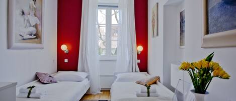 Chambre avec lits jumeaux | Literie de qualité, décor unique, ameublement unique, bureau