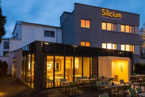 A modern building with a restaurant, location, and hotel named Siliciium. - Hotel Silicium (Hoehr-Grenzhausen)