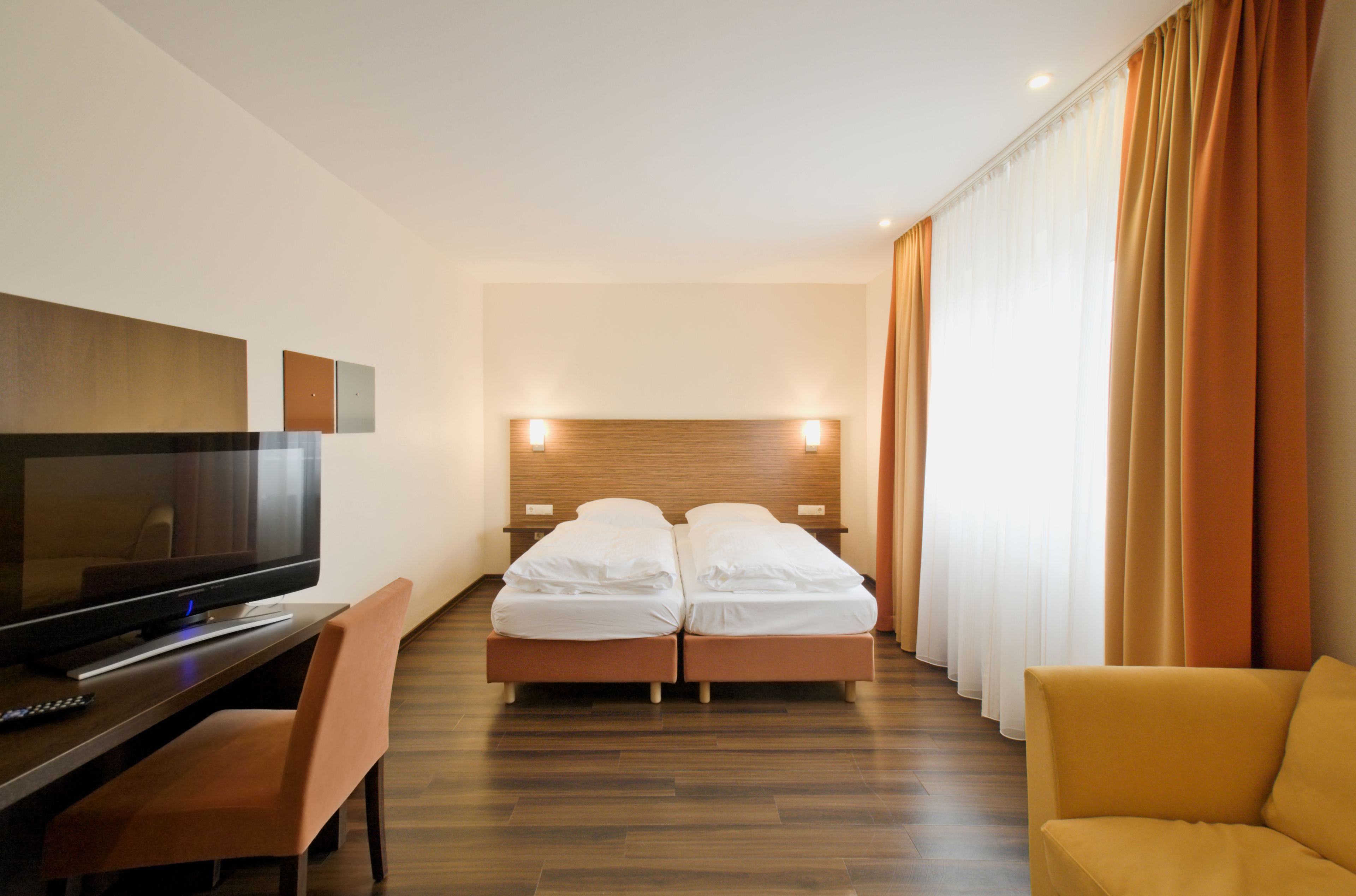 standard double room | in-room safe, desk, blackout curtains, soundproofing