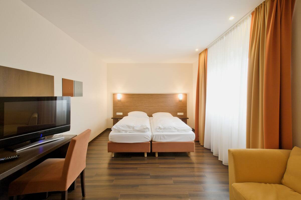 standard double room | in-room safe, desk, blackout curtains, soundproofing