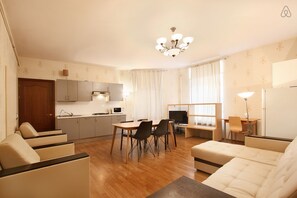 อพาร์ทเมนท์ (9 Malaya Morskaya Street) | บริเวณนั่งเล่น | ทีวีจอแบน