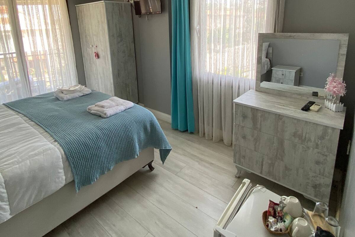 2 bedrooms, premium bedding, minibar, desk
