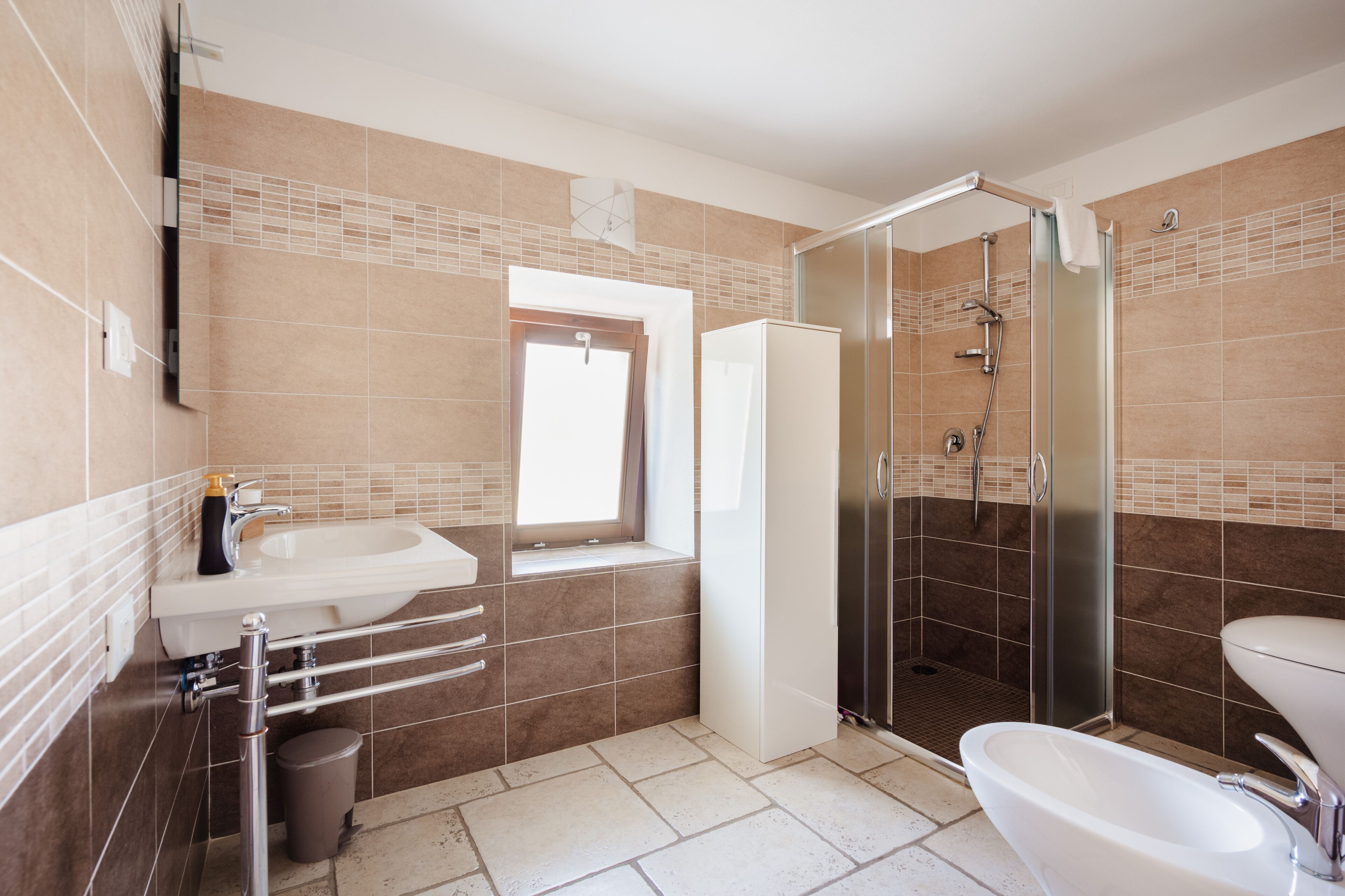 Ducha, artículos de tocador gratuitos, secador de pelo, bidet