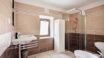 Departamento estándar, 1 habitación | Baño | Regadera, amenidades de baño gratuitas, secadora de cabello, bidet