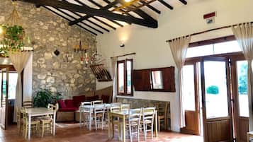 Dßner servi sur place, spécialités Cuisine italienne, vue sur le jardin