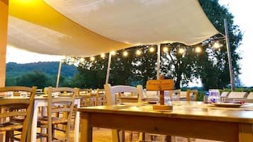 Se sirven cenas y cocina italiana; con vista al jardín