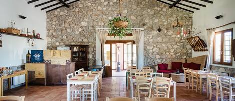 Se sirven cenas y cocina italiana; con vista al jardín