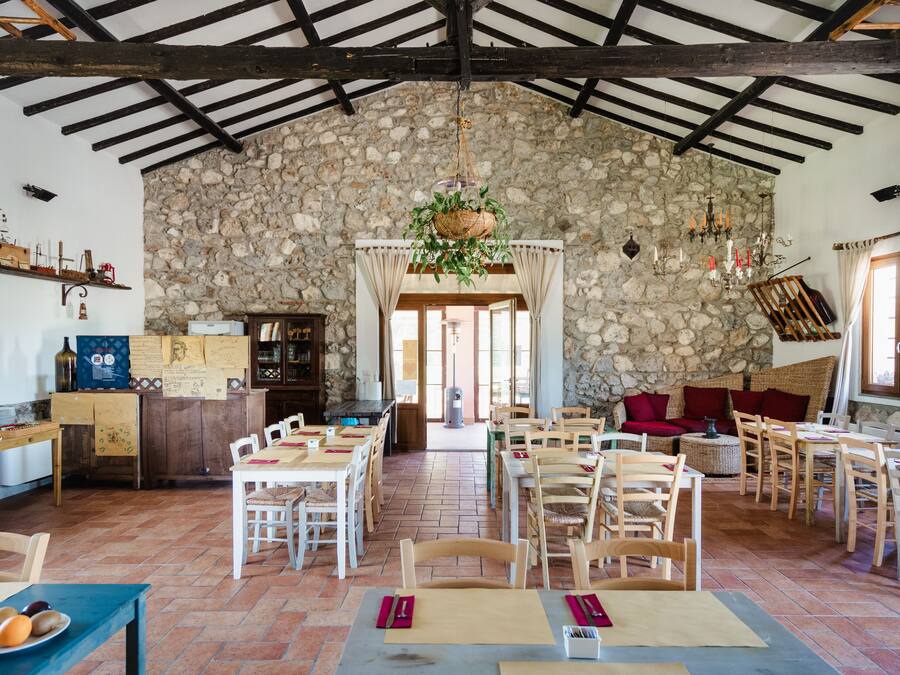 Serveert diner, Italiaanse gerechten, uitzicht op de tuin