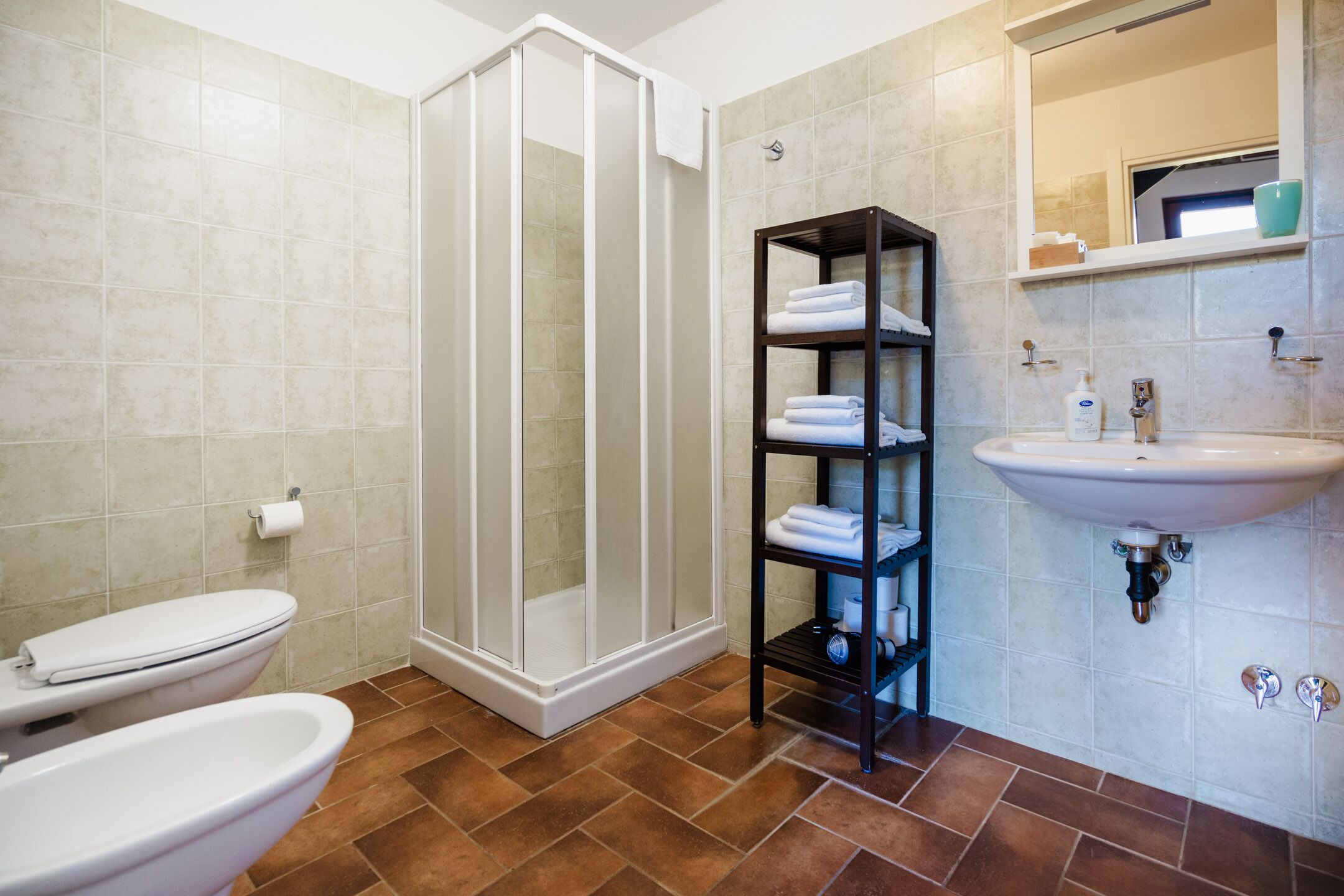 Un baño con inodoro, ducha y lavamanos.