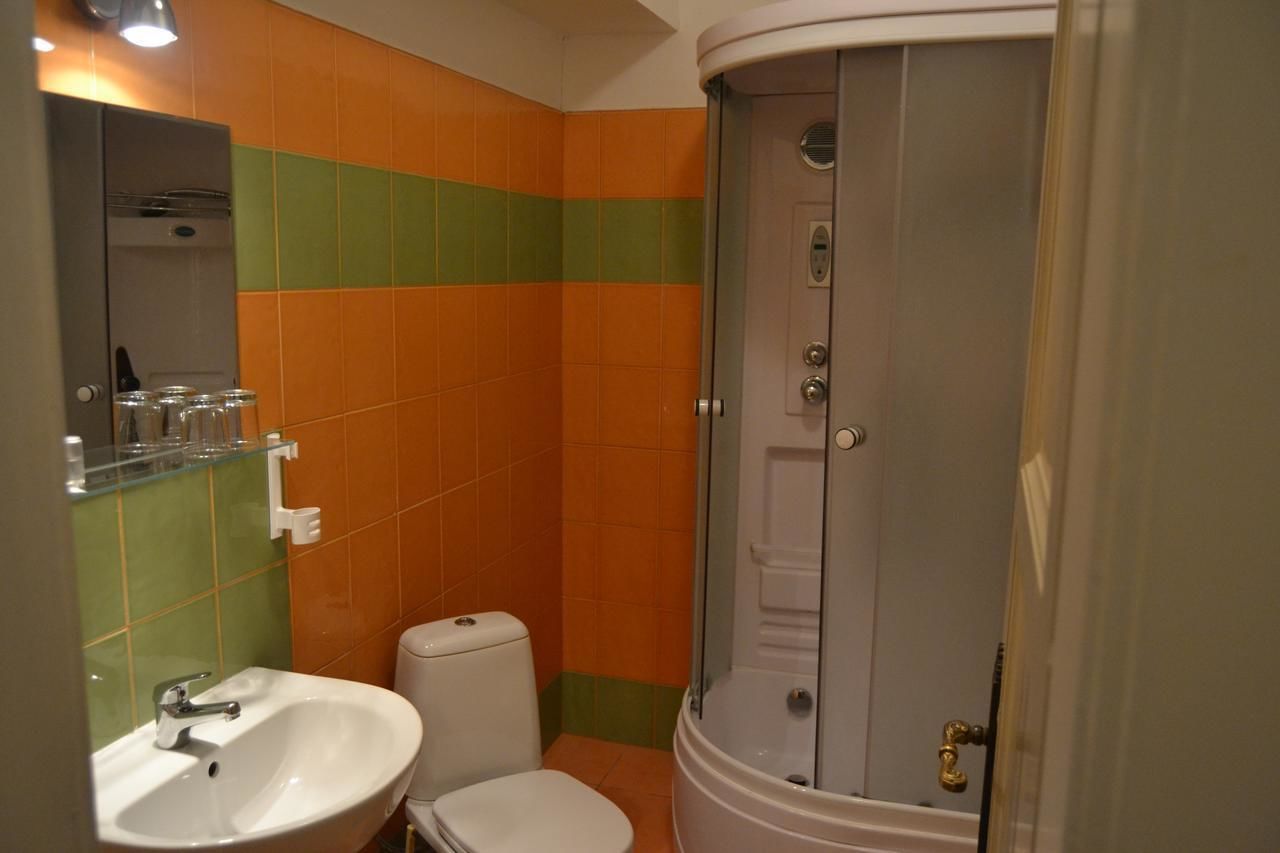 Ein Badezimmer mit Waschbecken, Toilette und einer Duschkabine.