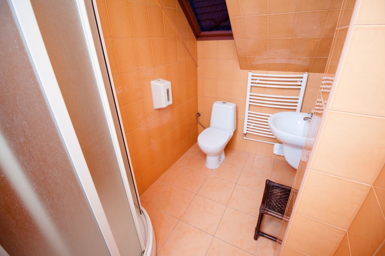 Un bagno piccolo con il water, un lavandino e un asciugamani ad aria.