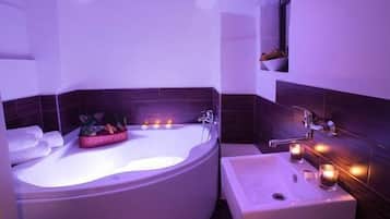 Suite, baignoire Ă jets (VIP) | Ăquipements de salle de bain | Articles de toilette gratuits, sĂšche-cheveux, serviettes fournies