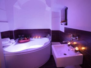 Suite, Jetted Tub (VIP) | Bathroom amenities | Free toiletries, hair dryer, towels - Hotel City (Pisek)