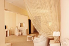 セーフティボックス (室内)、アイロン / アイロン台、WiFi (無料)、ベッドシーツ