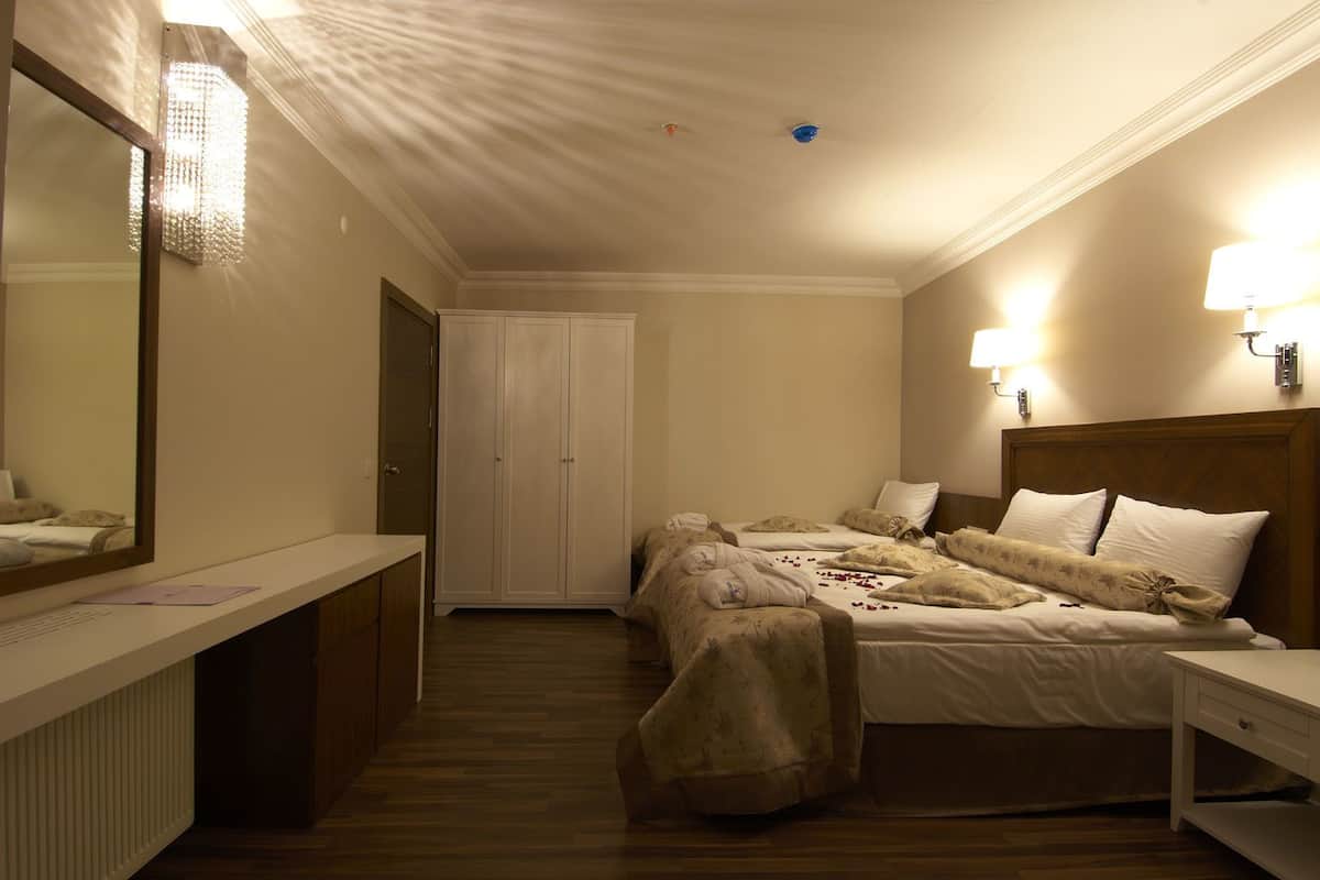 Villa | Een minibar, een kluis op de kamer, een bureau, geluiddichte muren