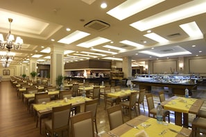 2 restaurantes; se sirven desayunos, comidas y cenas