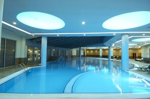 Indoor pool, outdoor pool, pool umbrellas, pool loungers - Safran Thermal Resort (Sandikli)