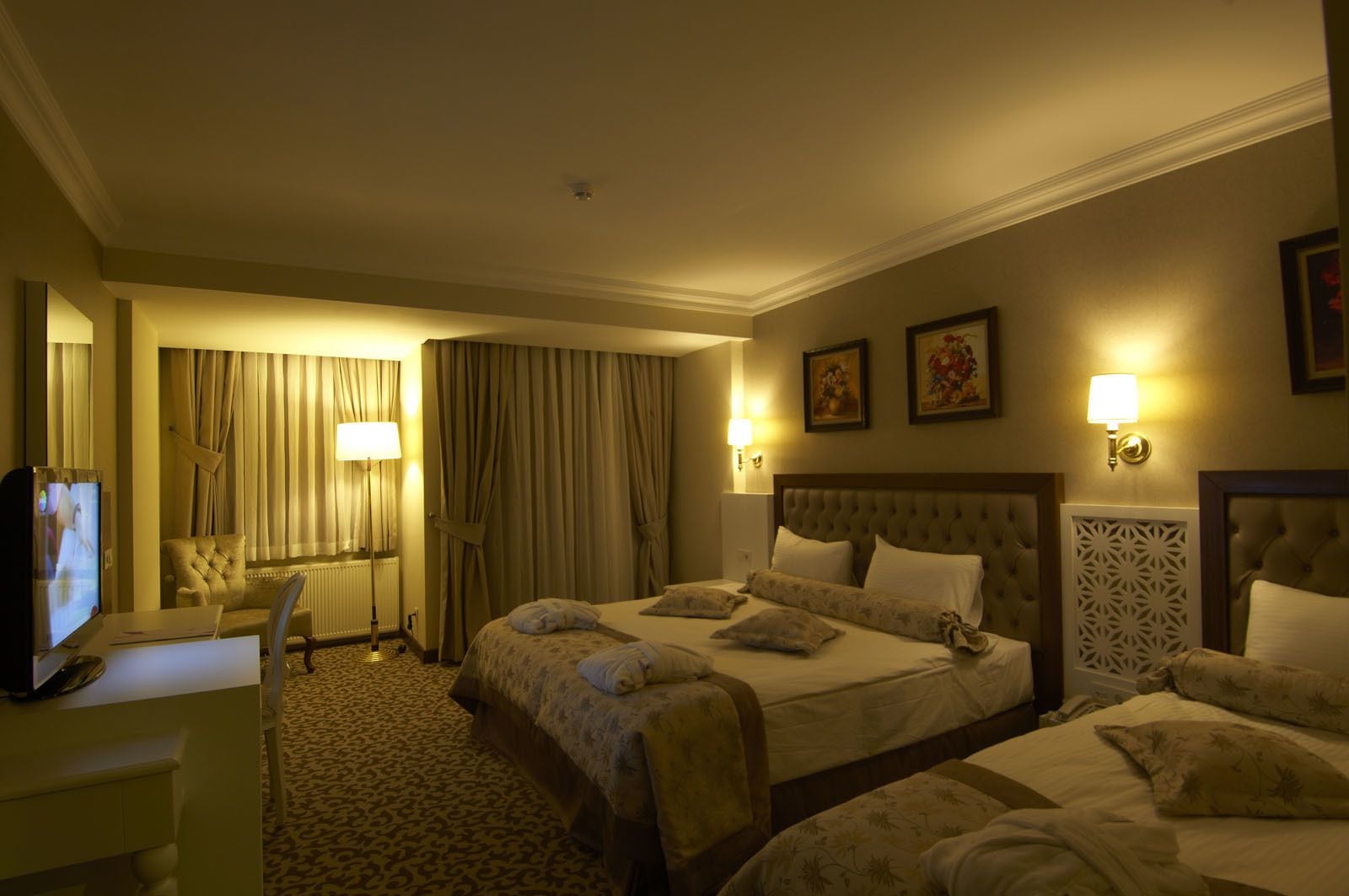 ميني بار وخزنة داخل الغرفة ومكتب وتجهيزات عازلة للصوت