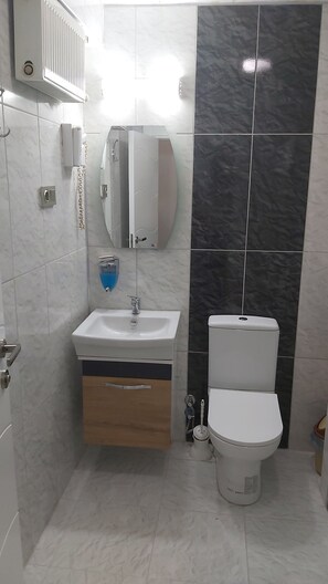 Standard-Doppelzimmer | Badezimmer | Duschwanne, Komfortbadewanne, kostenlose Toilettenartikel, Hausschuhe