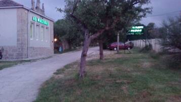 Fachada de la propiedad por la tarde o noche