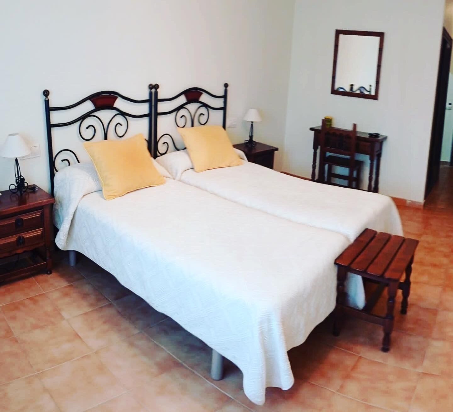 Sábanas de algodón egipcio, muebles diferentes y escritorio 