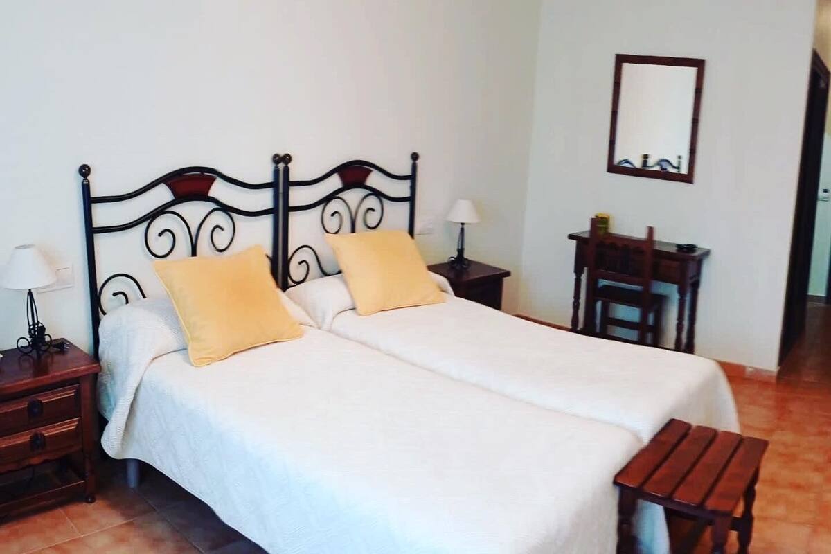 Sábanas de algodón egipcio, muebles diferentes y escritorio