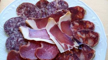 Un plato de fiambres variados.