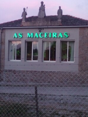Fachada da propriedade à noite