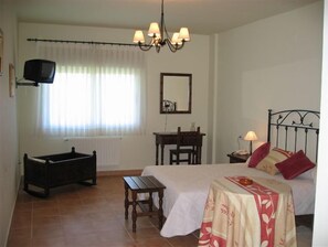 Sábanas de algodón egipcio, muebles diferentes y escritorio