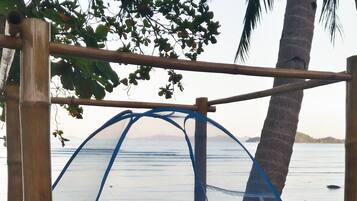 Gallery boomhut, uitzicht op zee | Een kluis op de kamer, beddengoed