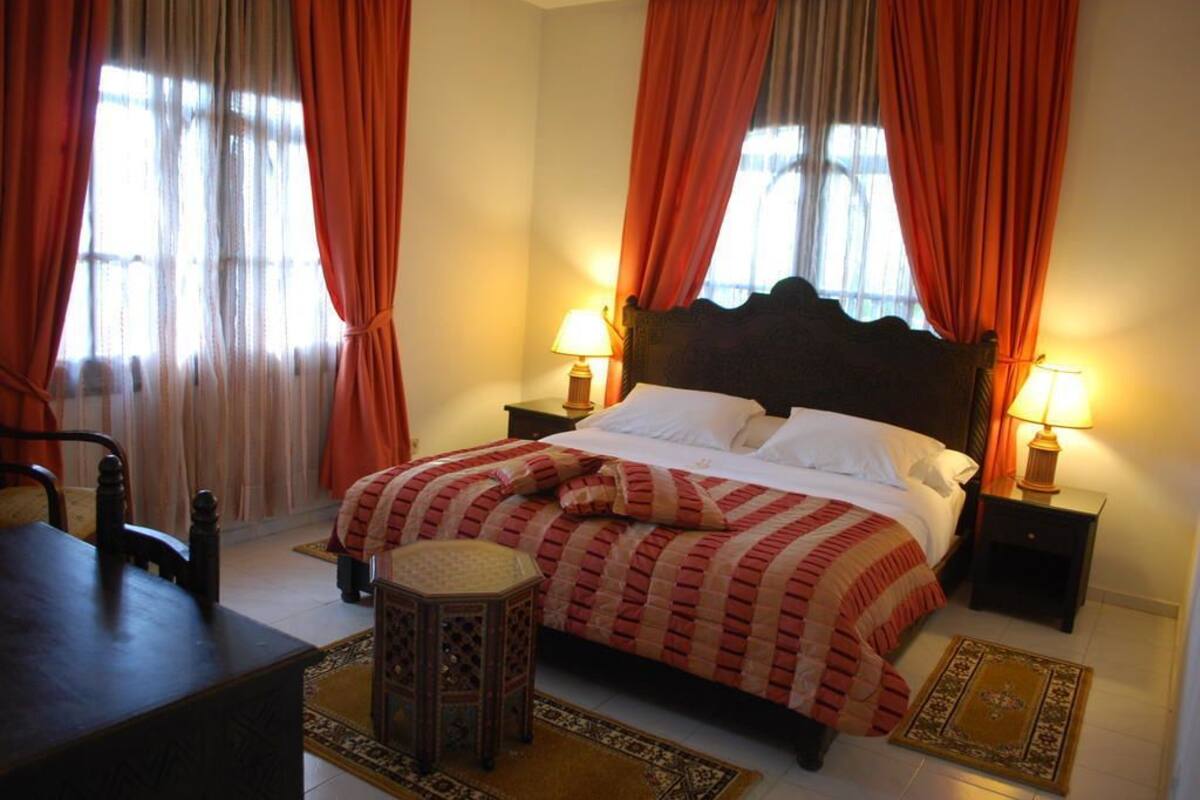 Habitación Deluxe doble (Amina) | Tabla de planchar con plancha, wifi gratis, ropa de cama