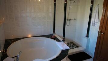 Suite, vue jardin (Zineb) | Douche de la salle de bain