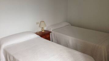 Double Room, 2 Twin Beds, Shared Bathroom | Blackout drapes, free WiFi, bed sheets