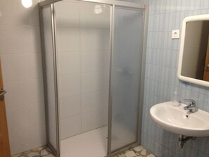 Suite, 3 Twin Beds, Ensuite | Bathroom | Free toiletries, hair dryer, towels - Pension Rural Areal (Padron)