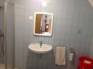 Suite, 3 Twin Beds, Ensuite | Bathroom sink - Pension Rural Areal (Padron)