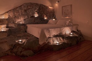 Premium bedding, desk, soundproofing, free WiFi - Wind Tales (Syros)