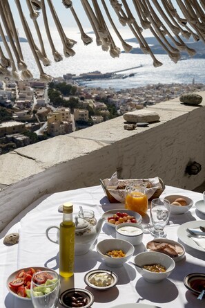 Deluxe Room with Balcony and Sea View | تناول الطعام بالخارج