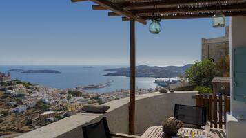 Deluxe Room with Balcony and Sea View | Teras/patio