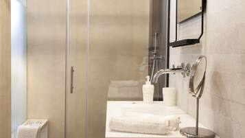 Habitación Deluxe doble, baño privado, planta baja | Ducha del cuarto de baño