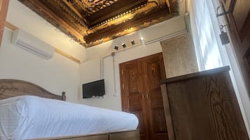 Traditional Room | Hypo-allergenic bedding, memory foam beds, minibar, desk