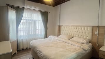 Deluxe Room | Hypo-allergenic bedding, memory foam beds, minibar, desk