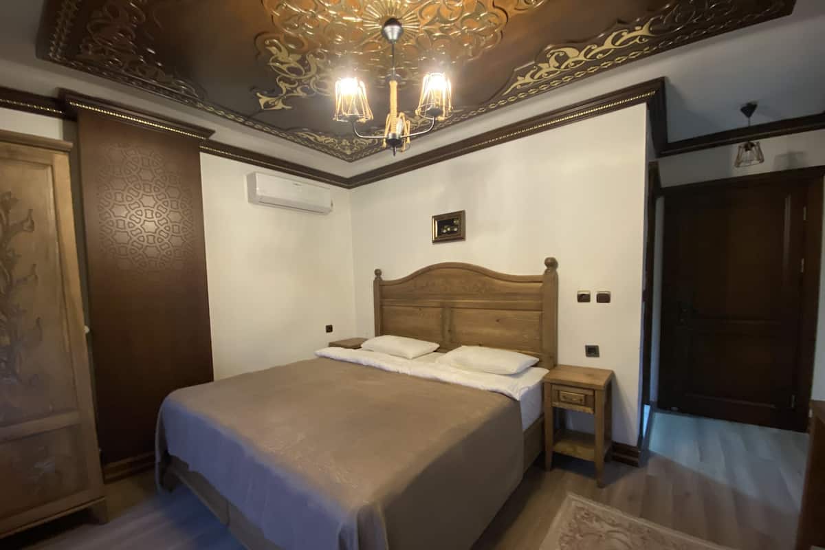 Standard Room | Hypo-allergenic bedding, memory foam beds, minibar, desk