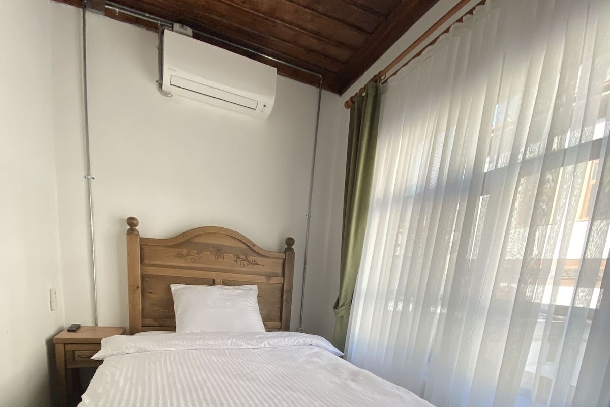 Standard Single Room | Hypo-allergenic bedding, memory foam beds, minibar, desk