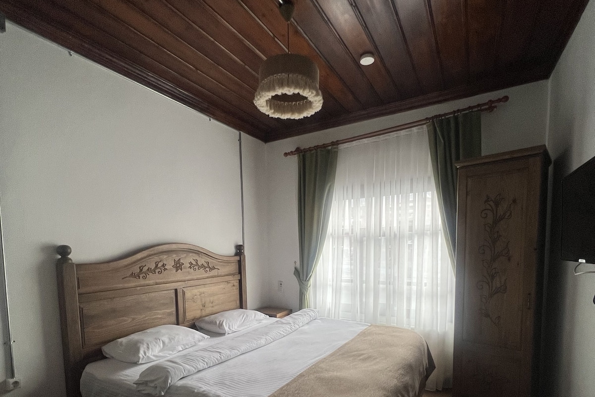 Phòng Deluxe | Bộ đồ giường kháng dị ứng, nệm cao su hoạt tính (memory foam), minibar 