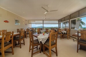 Frokost, lunsj og middag serveres, lokale og internasjonale retter 