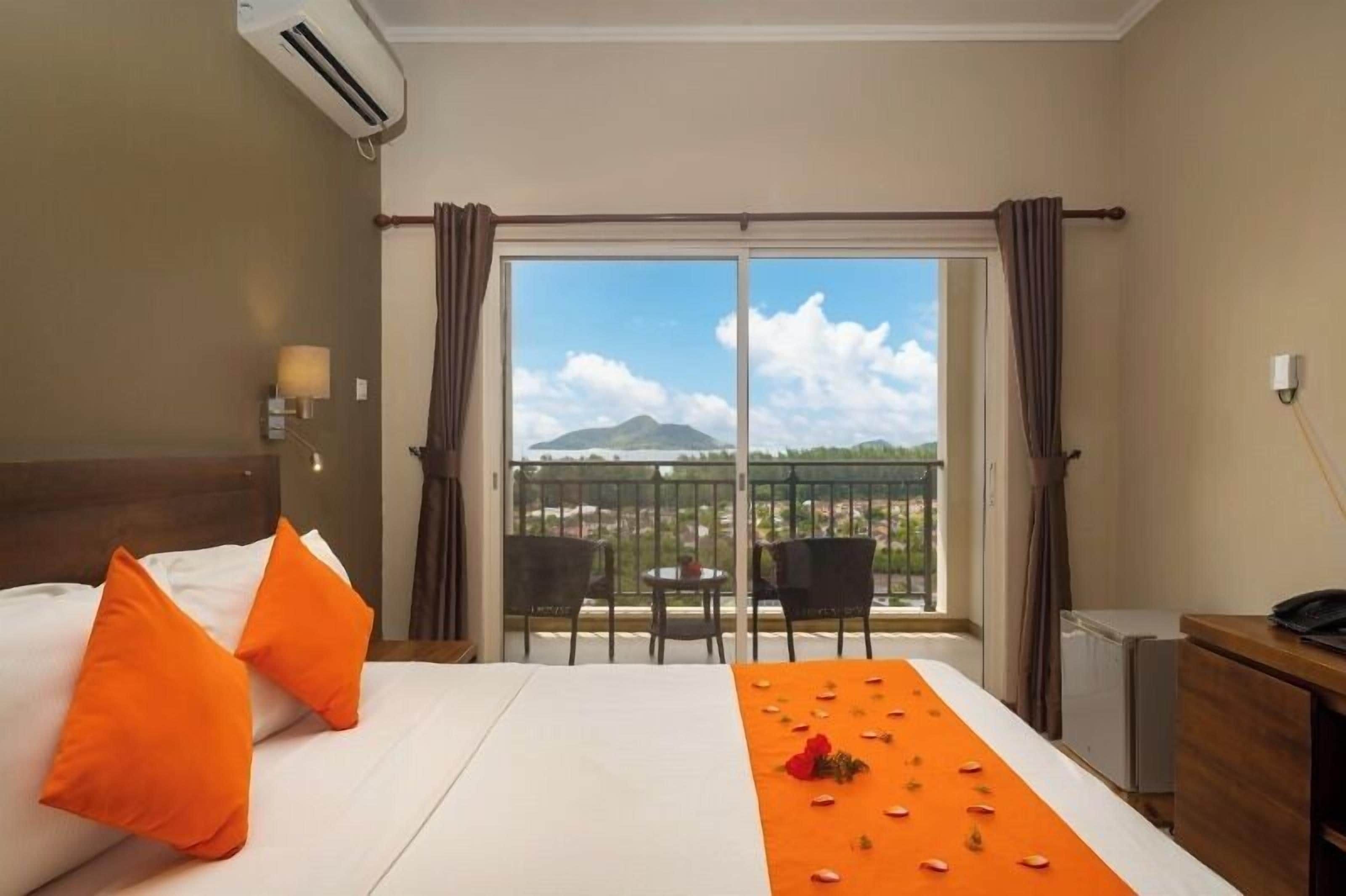 Double Room, Sea View | Minibar, in-room safe, desk, laptop workspace